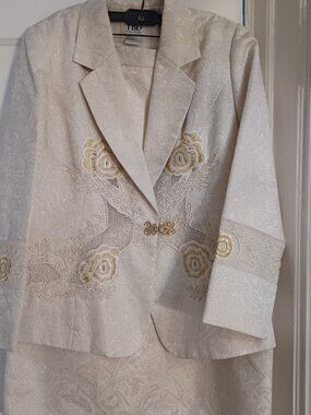 Ivory/Off White/Cream and Gold Skirt Suit, sz 16W by TBD